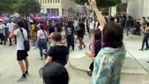 George Floyd protestolarında atlı polis, göstericiyi ezdi