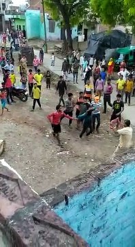 बेख़ौफ़ दबंगों द्वारा छात्र की बेरहमी से पिटाई का वीडियो वायरल