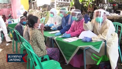 Pedagang dan Pengunjung Pasar Gunungpati Jalani Tes Swab Massal
