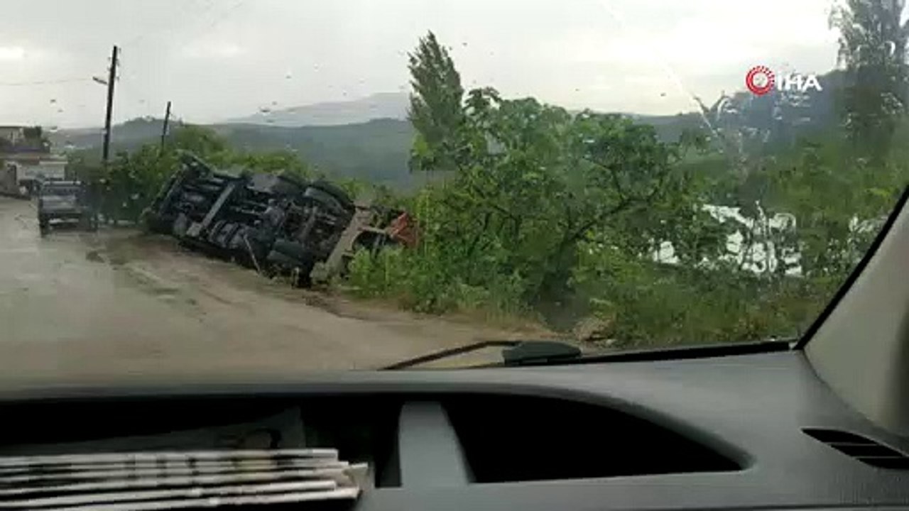 Virajı alamayan vinç devrildi