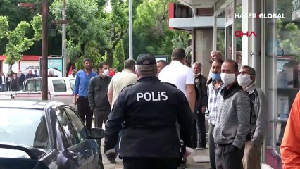 Ürküten görüntü... Sosyal mesafeyi unutup film gibi izlediler!