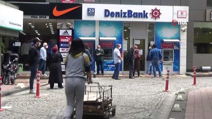 Sokağa çıkma kısıtlaması kalktı, vatandaşlar caddelere akın etti