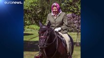 Regno Unito, la tempra di Elisabetta di nuovo a cavallo a Windsor