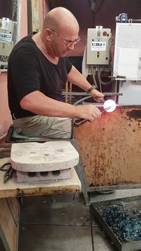 Talented Artist Creates a Glass Horse in Minutes