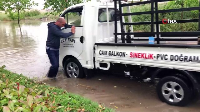 Tekirdağ’da şiddetli yağış sonrası yollar göle döndü, araçlar suya gömüldü
