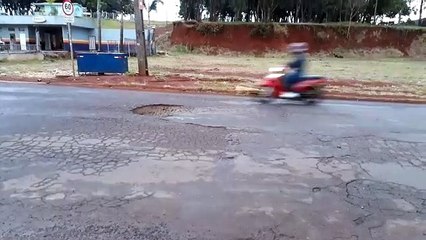 Buraco na Avenida Piquiri é alvo de reclamação