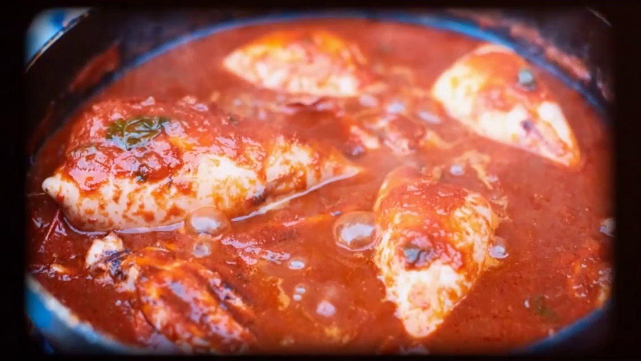 Tintenfisch mit Kapernfüllung in Tomatensoße