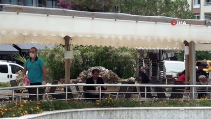 Kuşadası’nda plaj ve işletmeler yağmur nedeniyle boş kaldı