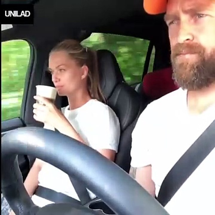 Il fait une petite blague à sa copine en voiture