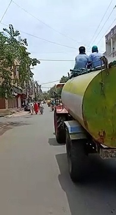 नगर निगम कर्मचारी ने महिलाओं के ऊपर कर दिया सेन...