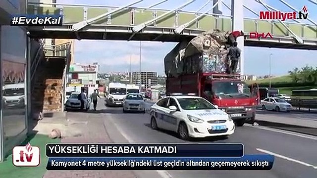 Mesafeyi hesap edemedi, üst geçide böyle sıkıştı