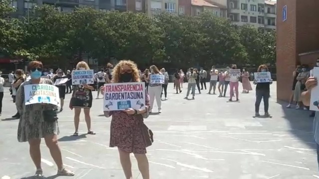 Comerciantes y hosteleros protestan contra el Ayuntamiento de Barakaldo