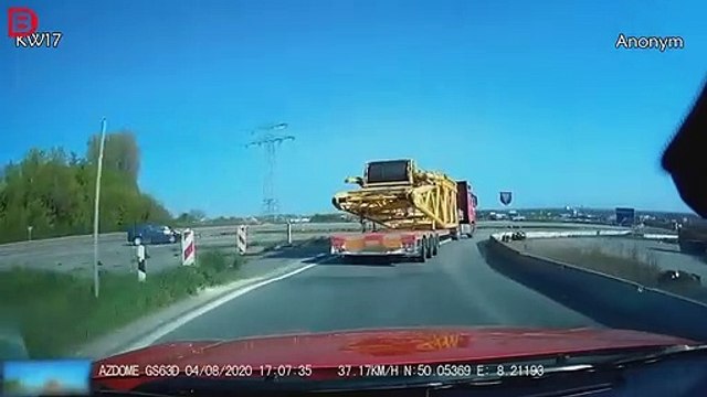 Ce camion perd son chargement en plein virage : une grue entière sur la route !