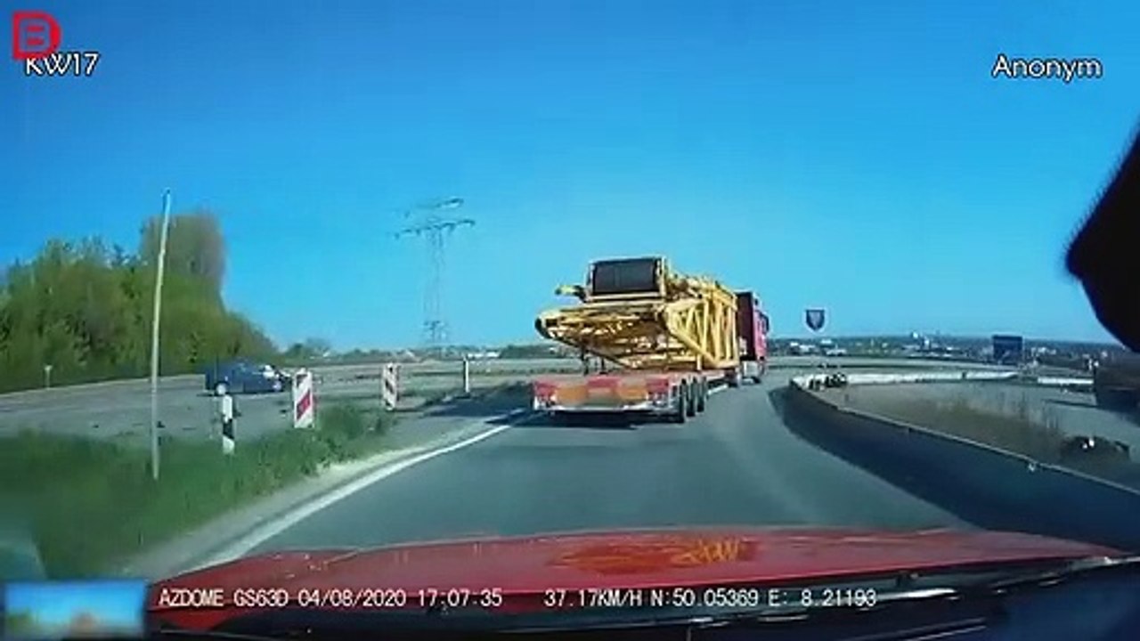 Ce camion perd son  chargement en plein virage : une grue entière sur la route !