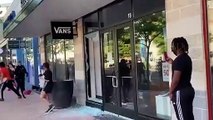 Ces deux pilleurs tombent sur la police juste devant la boutique