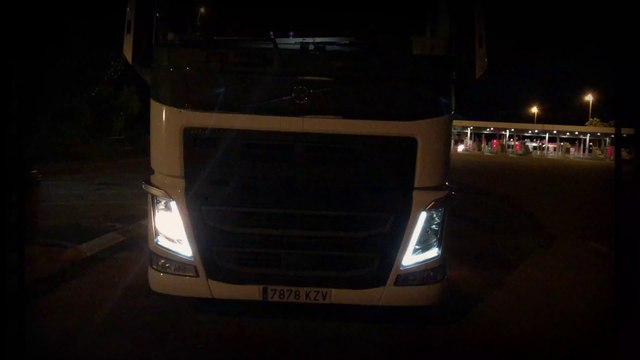 Como Cambiar la bombilla del faro de un Camion Volvo FH500