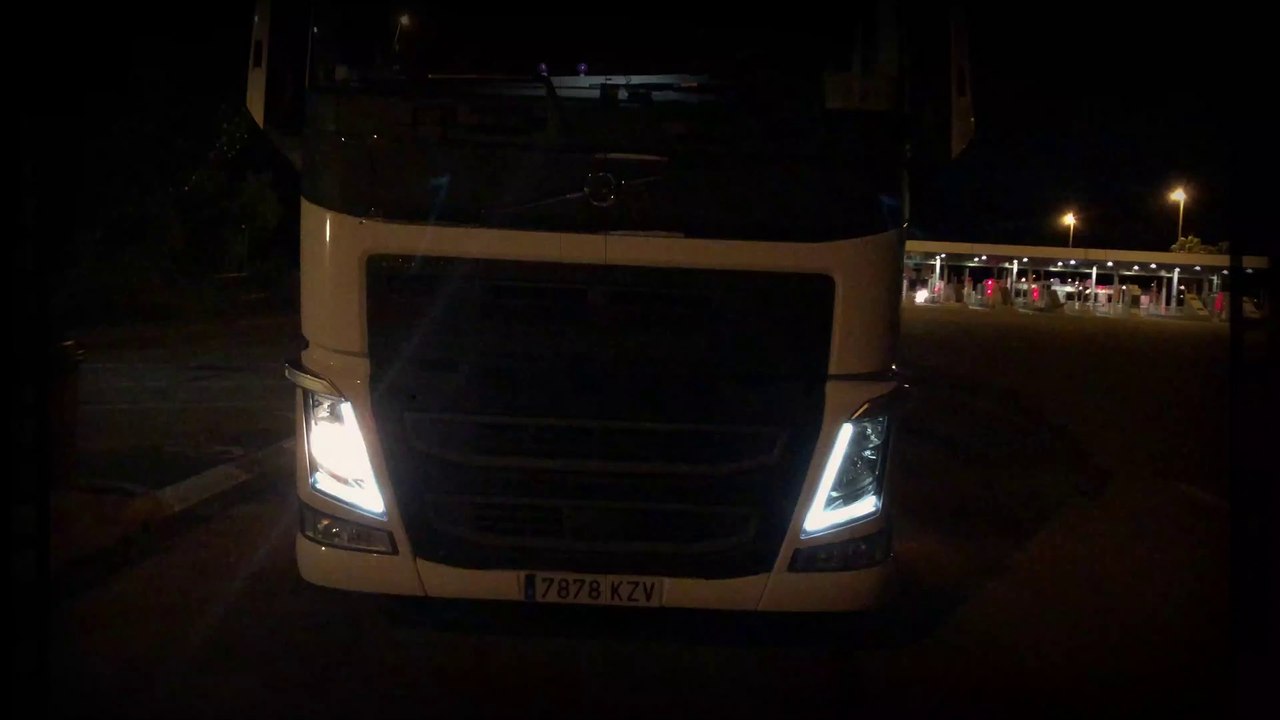 Como Cambiar la bombilla del faro de un Camion Volvo FH500