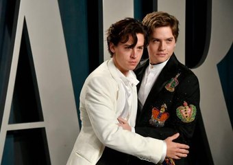 Video herunterladen: Dylan Sprouse Reveals How His Twin Brother Cole Is Doing Post-Split from Lili Reinhart