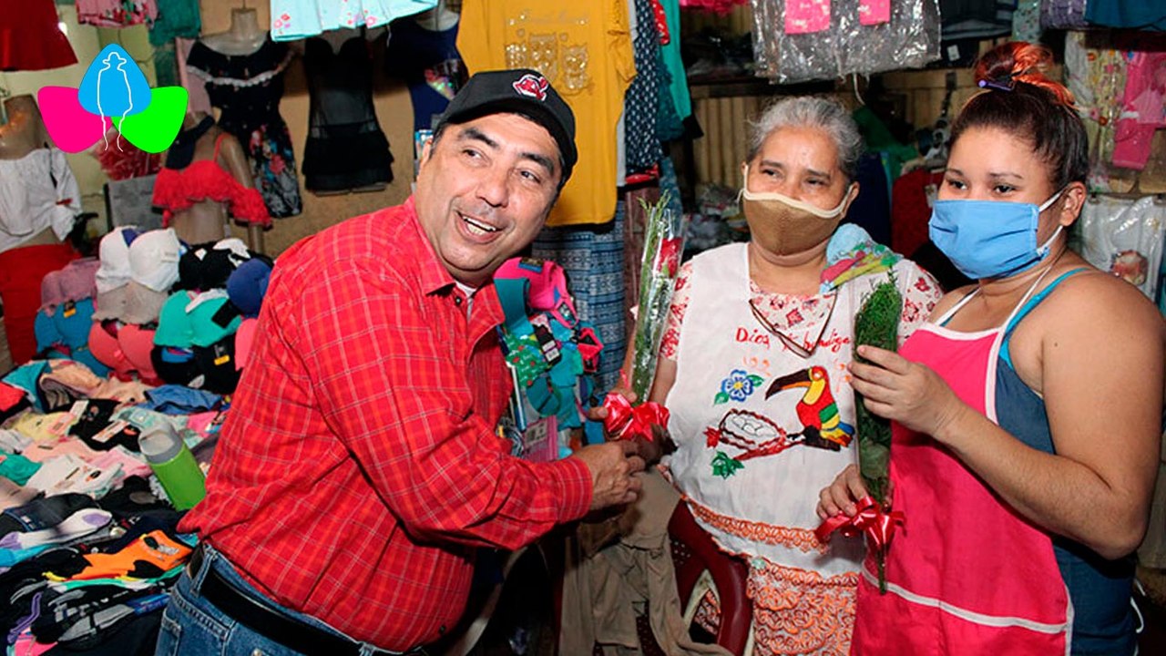 Alcaldía de Managua entrega rosas a madres comerciantes del mercado Israel Lewites