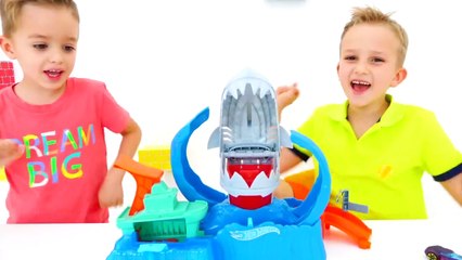 Nikita have fun with toy cars - Hot Wheels City