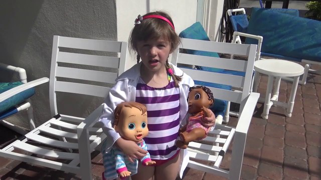 Brincando com as minhas Bonecas na Piscina