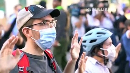 Polisi mengamankan warga yang sedang berunjukrasa di kawasan Washington DC, AS