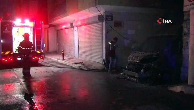 İzmir’de kundaklandığı ileri sürülen servis minibüsü yanarak küle döndü