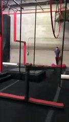 Gymnastique : il atterrit sur son entre jambes !