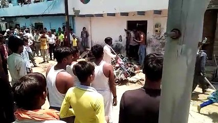 आगरा: मामूली बात पर पड़ोसी ने मां बेटी को पिटवाया