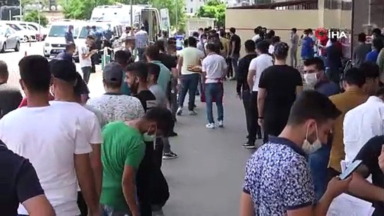Koronavirüs testi için hastane önünde metrelerce kuyruk oluştu