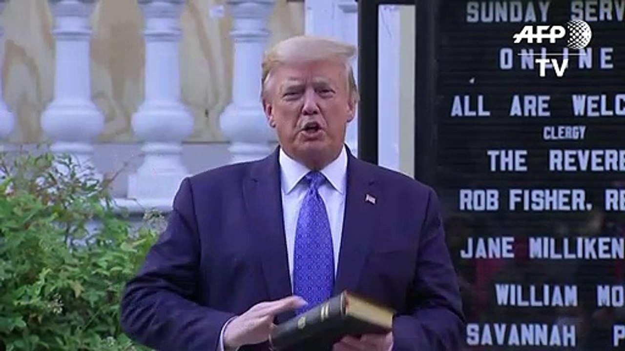 Trump lässt sich Weg zu Fototermin von Polizei freimachen