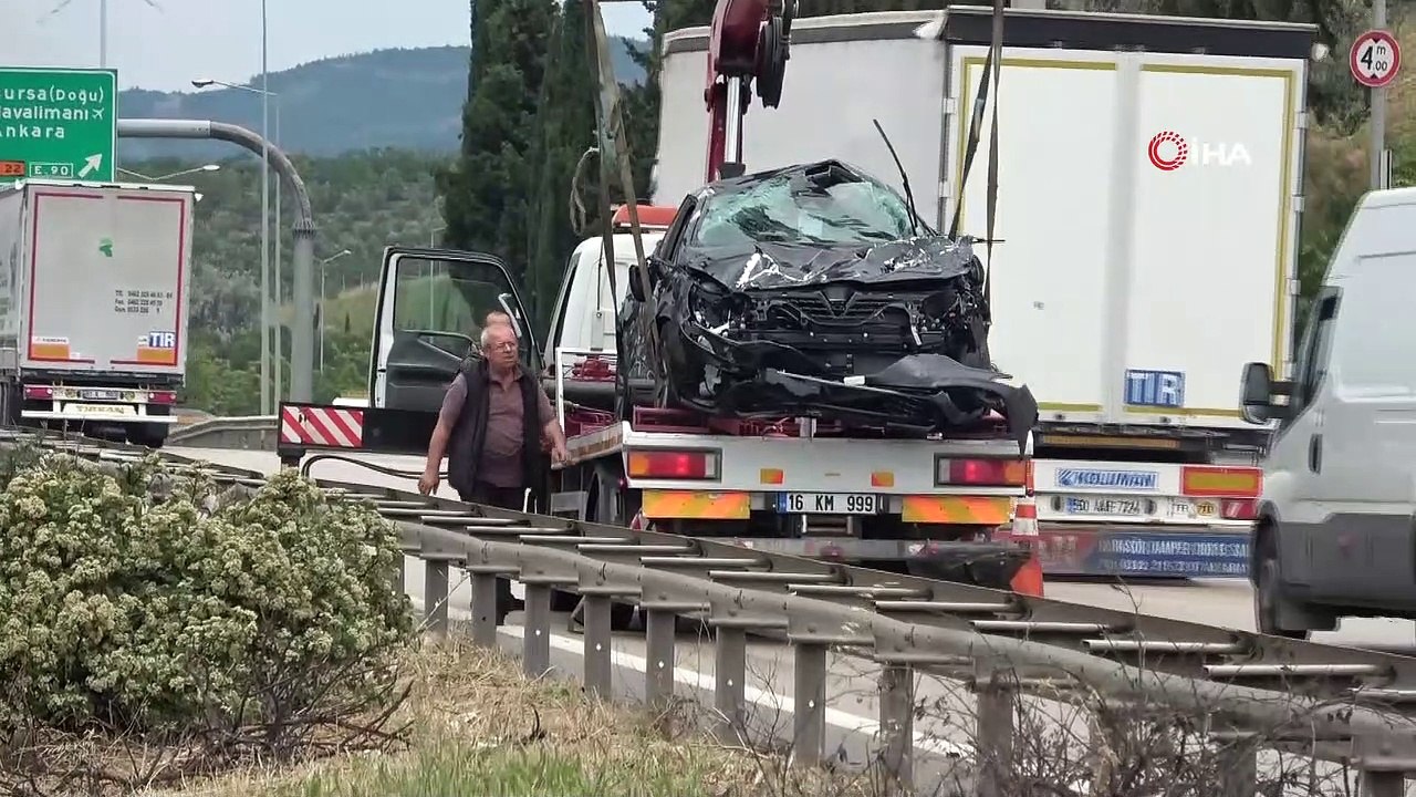 Yağmurda tır yan yattı, sıfır Renault otomobill...