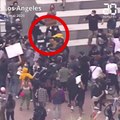 Mort de George Floyd: Des policiers violemment pris à partie par des manifestants à Los Angeles