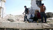 - Suriyeli sanatçı, yıkılan binanın duvarı üzerinde Floyd’un resimini çizdi