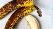 पके हुए केले को सड़ा मानकर मत फेंके, जानिए इसके फायदे । Overripe Banana Health Benefits। Boldsky