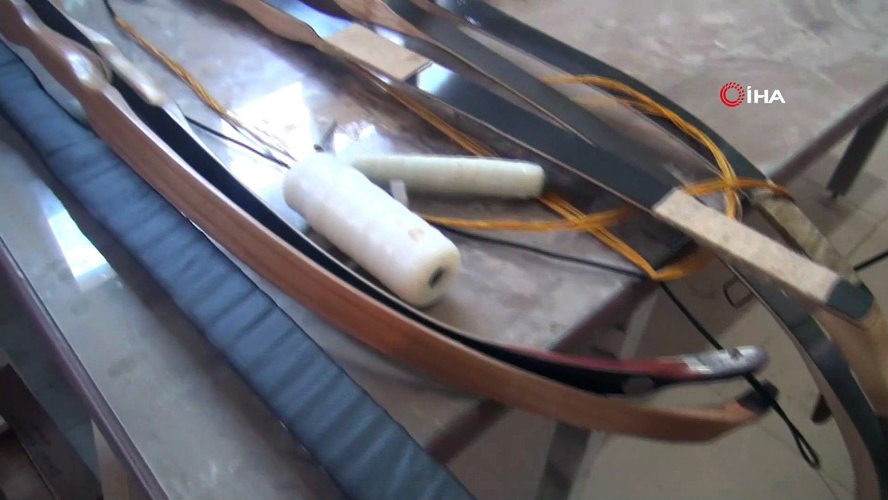 Kendi imkanlarıyla kurduğu atölyede ok ve yay üretiyor