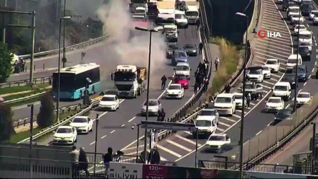 - Haliç Köprüsü'nde hafriyat kamyonunda yangın çıktı. Olay yerine gelen itfaiye ekipleri, yangını kısa sürede söndürdü. Bölgede yoğun trafik oluştu