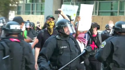 Video herunterladen: Graphic warning: Protesters clash with military police in Washington, D.C.