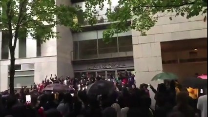 Protestas de gente 'antirracista' en Salt (Gerona)- "¡Puta policía!"