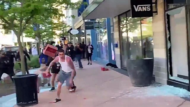 Deux pilleurs tombent nez à nez avec des policiers