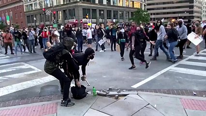 Des manifestants livrent un casseur à la police