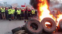 Los trabajadores de Alcoa marchan y queman neumáticos en señal de protesta