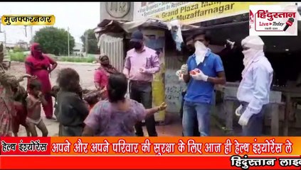 प्रगतिशील समाजवादी पार्टी के कार्यकर्ताओं ने निर्जला एकादशी पर बिस्कुट और कोल्ड ड्रिंक वितरण किया