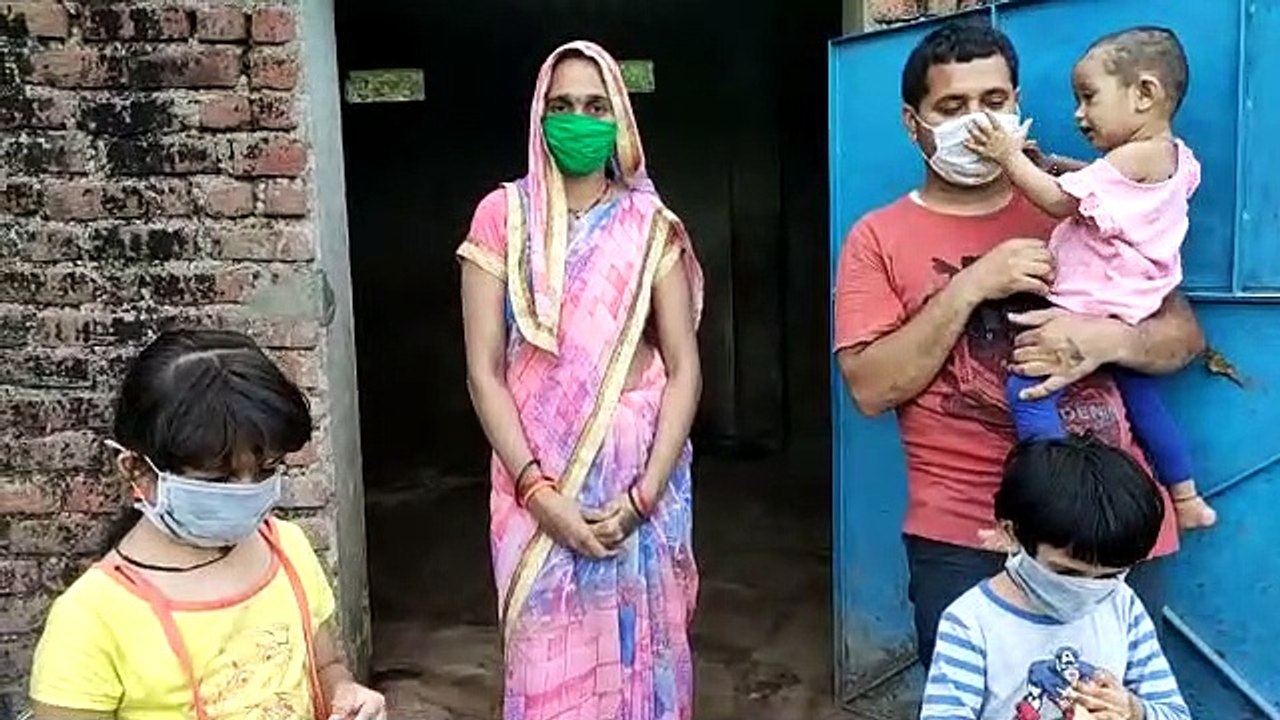 प्रवासी दंपती ने तीन बेटियों के साथ खुद को खेत पर बने बाड़े में किया क्वाॅॅॅॅॅॅॅरंटीन