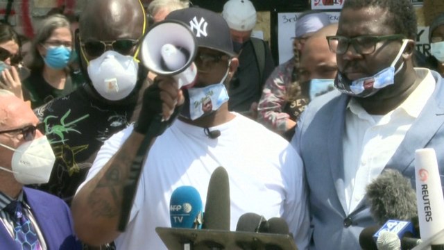 Faites les choses de façon pacifique, s'il vous plaît. Le frère de George Floyd appelle les Américains au calme