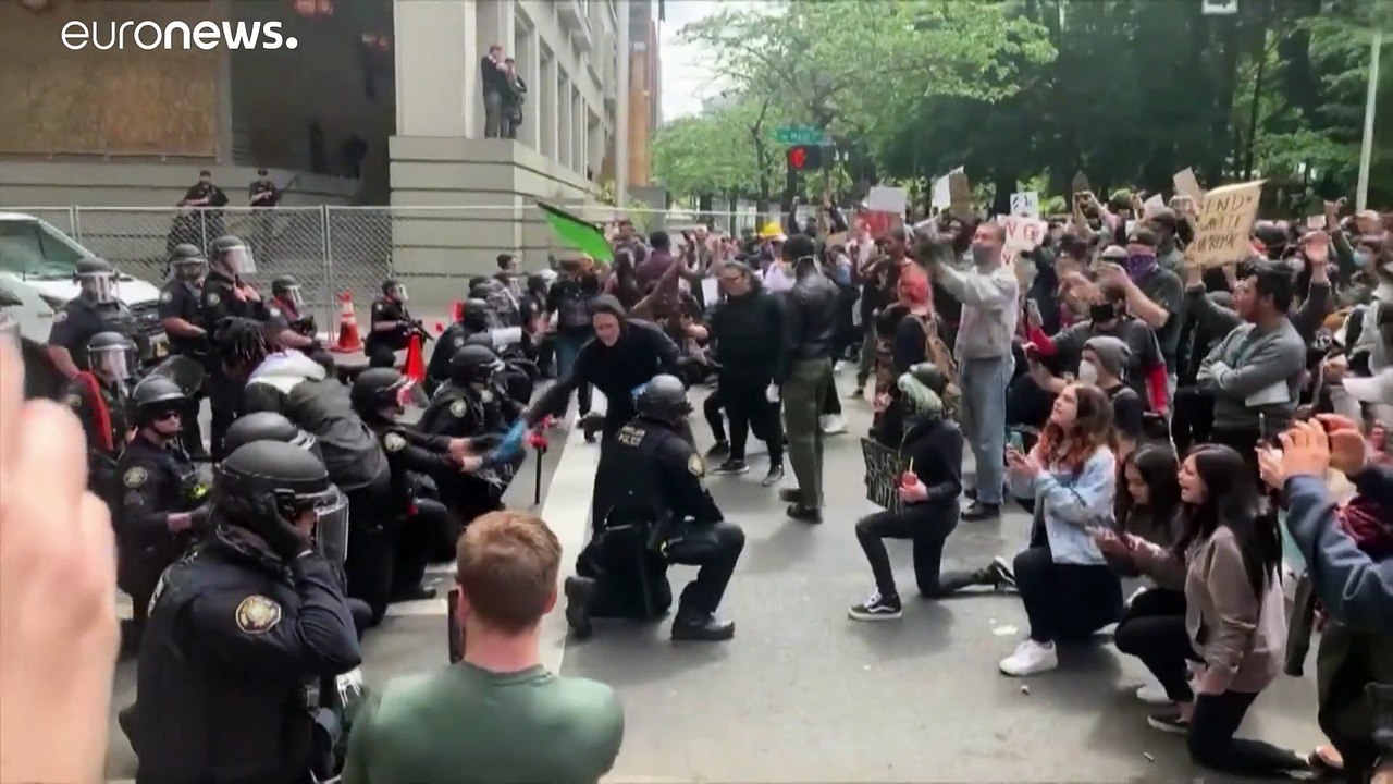 US-Polizisten gehen solidarisch auf die Knie