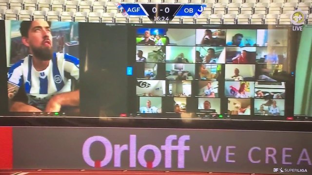 Les supporters d'un match autrichien sont visibles depuis leur conférence video