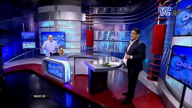 Cámaras de seguridad graban como un taxista es asaltado por cuatro motorizados