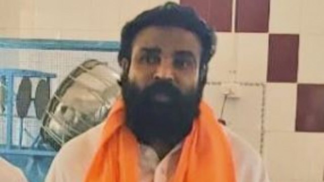 Watch: Karnataka Health Minister Sriramulu violates social distancing norms
