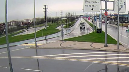 Sakarya'da kontrolden çıkan çöp kamyonu böyle devrildi